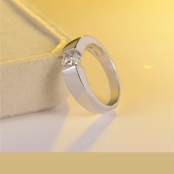 ❤️Woman's White sapphire band ring❤️ - Picture 3 of 9